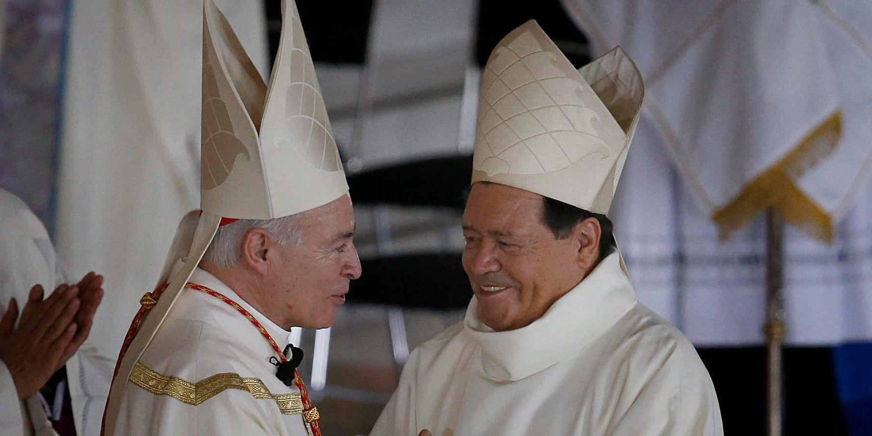 Pensionerade ärkebiskopen Norberto Rivera Carrera, till höger, och hans efterträdare Carlos Aguiar under en mässa i Mexico City i februari. Arkivbild.