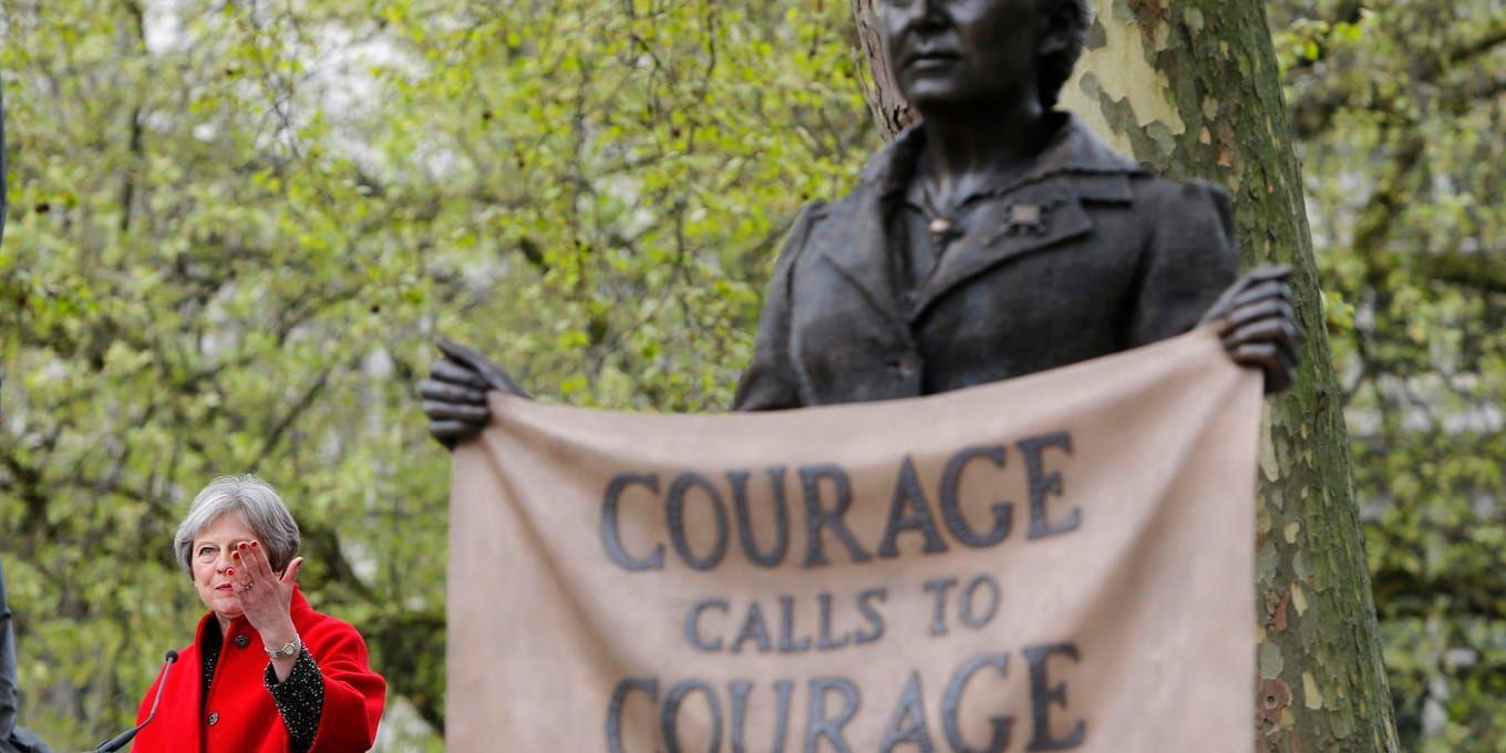 Storbritanniens premiärminister Theresa May vid avtäckningen av statyn som föreställer kvinnorättsaktivisten Millicent Fawcett.