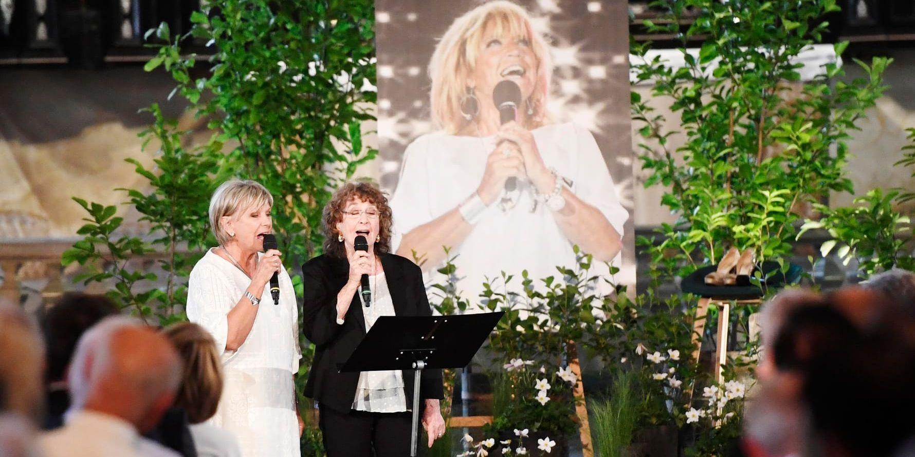 Ann-Louise Hanson och Siw Malmkvist sjunger under minnesgudstjänst i Storkyrkan för Lill-Babs.