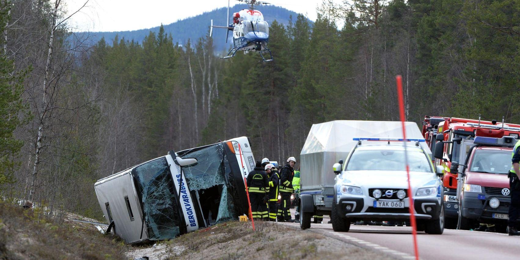 Tre personer omkom och över 20 skadades i bussolyckan, som inträffade utanför Sveg i Härjedalen den 2 april förra året.