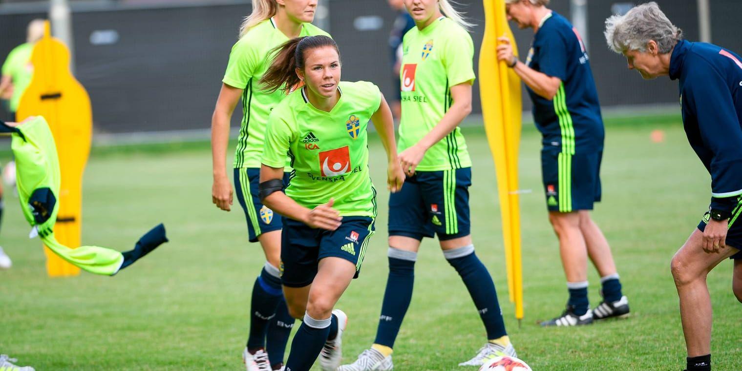 Jessica Samuelsson, här under lördagens träningspass för landslaget i Arnhem, hyllas av lagkompisen Magdalena Eriksson (i bakgrunden): "Hon säger ibland att hon är trött, men det syns inte. Så jag tror inte på det."