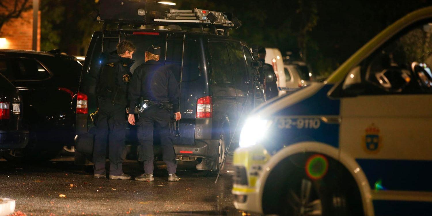 En man hittades skadad utomhus i Farsta i södra Stockholm, efter en misstänkt skottlossning. Mannen avled senare på sjukhus.