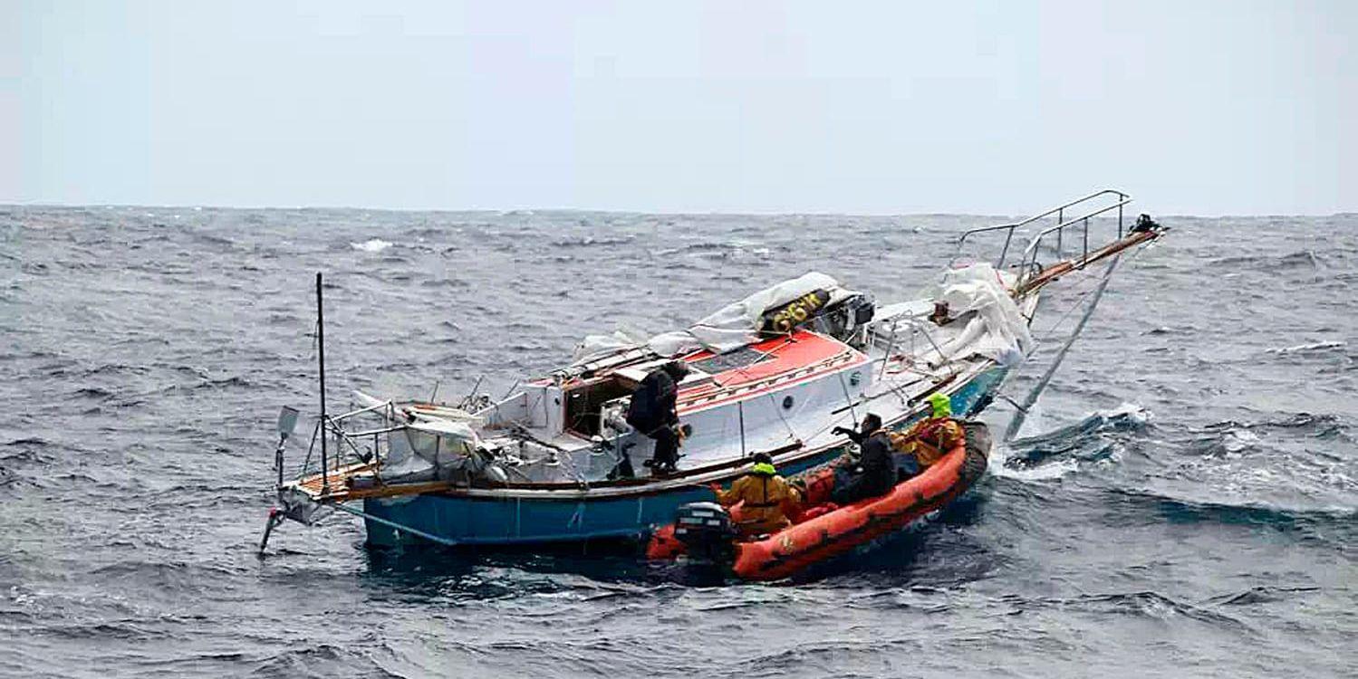 Abdhilash Tomy, till vänster, räddas från sin skadade båt Thuriya i södra Indiska oceanen.