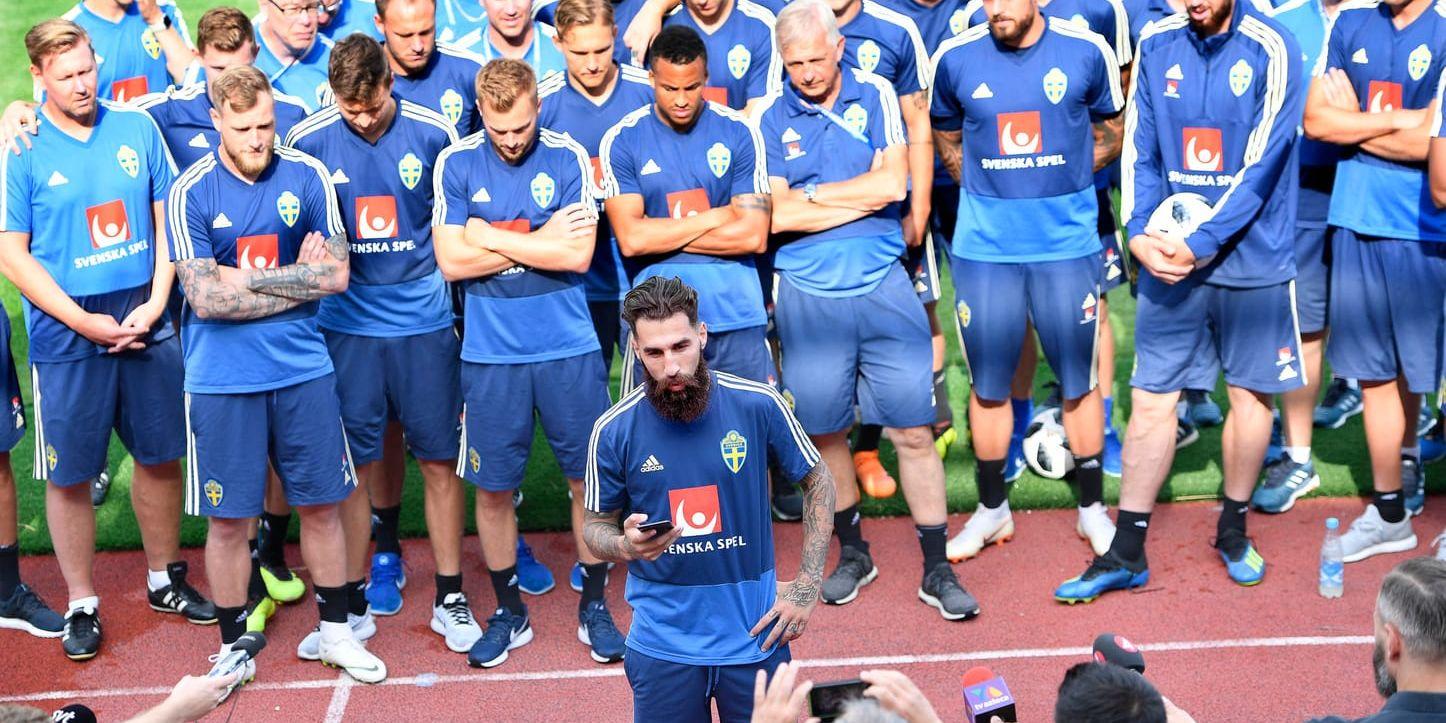 Hela det svenska fotbollslandslaget stöttade Jimmy Durmaz efter de hot han fick motta i samband med förlusten mot Tyskland i VM i Ryssland. Arkivbild.
