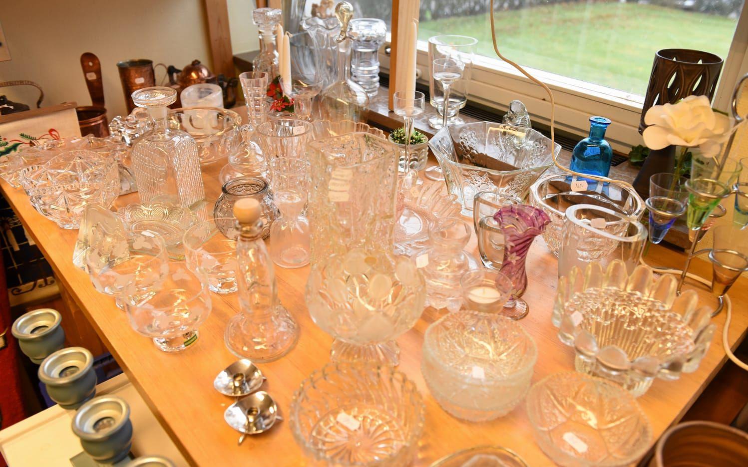 Glas är något av det som Lettlandshjälpen säljer i sin second hand-shop i Slöinge. Bild: Jill Wegerup