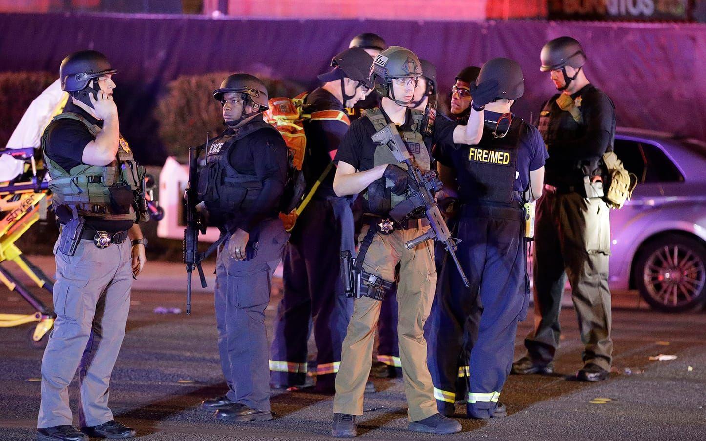 Poliser vid attentatsplatsen i Las Vegas. FOTO: AP
