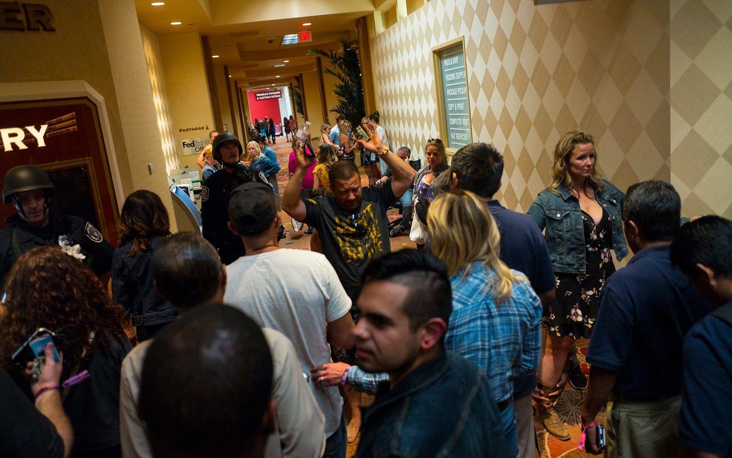 Personer väntar efter attTropicana i Las Vegas stängts ner på grund av massakern på the Strip. FOTO: AP
