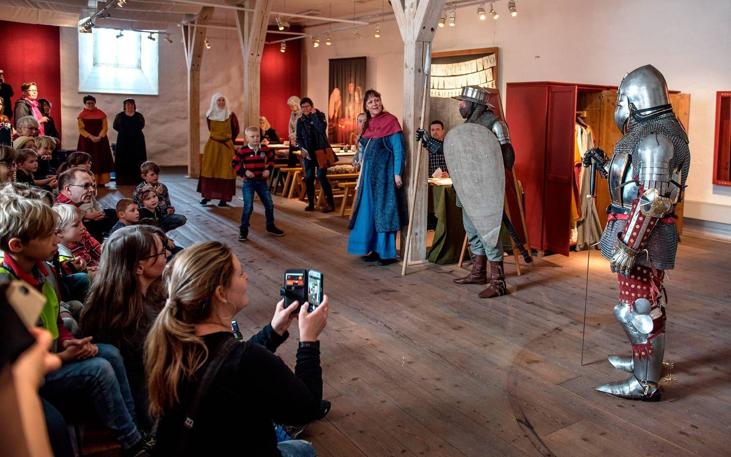 Åsa Axborg, museipedagog, välkomnar besökarna. Bild: Erika Arandottir