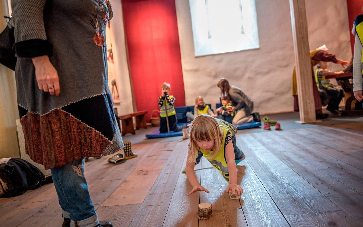 Barn från Letebo förskola hade letat sig till museet för öppningen av Borgen. Lova Scheller testade medeltida lekar. Bild: Erika Arandottir