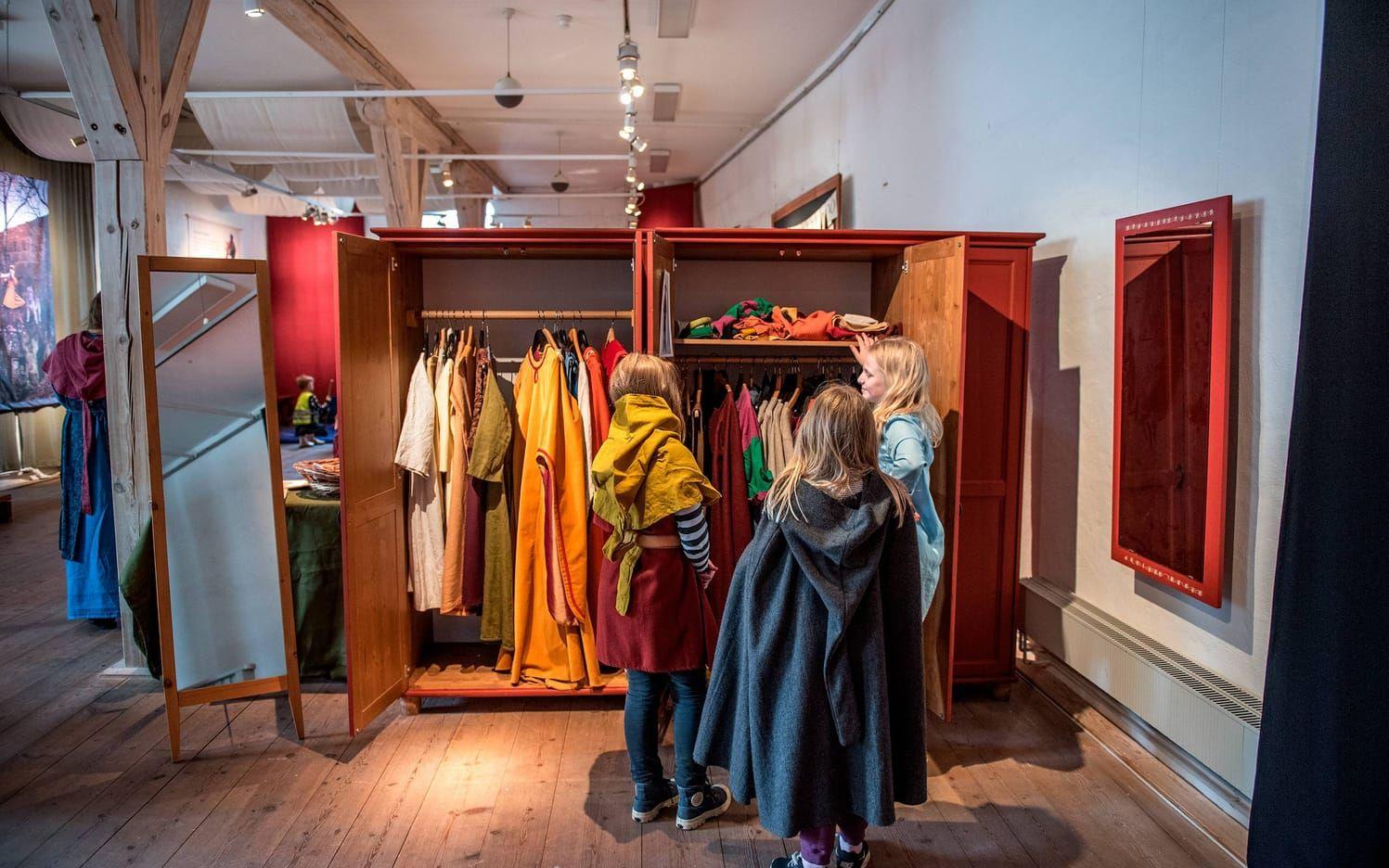 Som del i utställningen finns en dräktgarderob med medeltida kläder för både barn och vuxna. Bild: Erika Arandottir