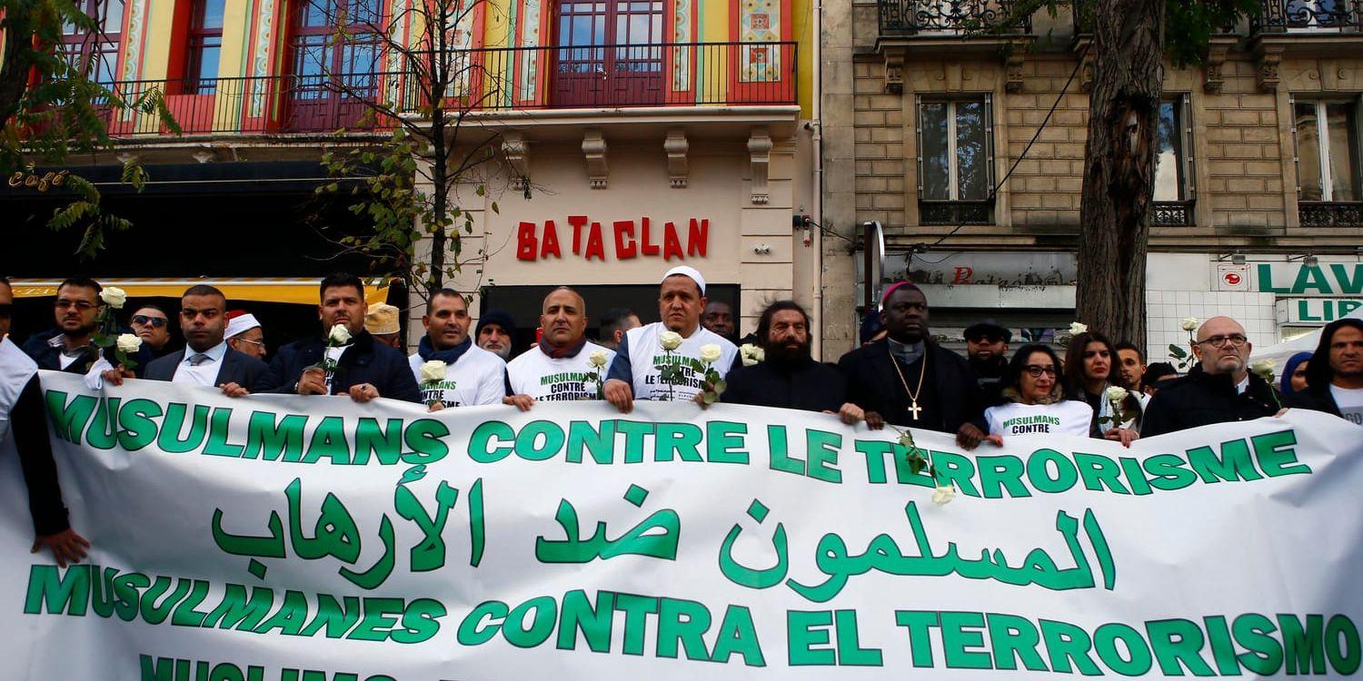 En muslimsk manifestation mot terrorism framför Bataclan i november förra året. Arkivbild.