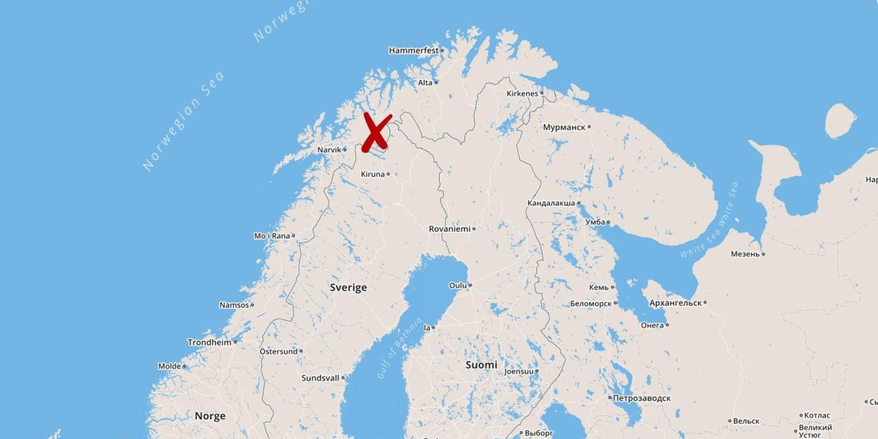 Lavangen ligger strax till vänster om krysset, vid en fjord norr om Narvik och Riksgränsen.