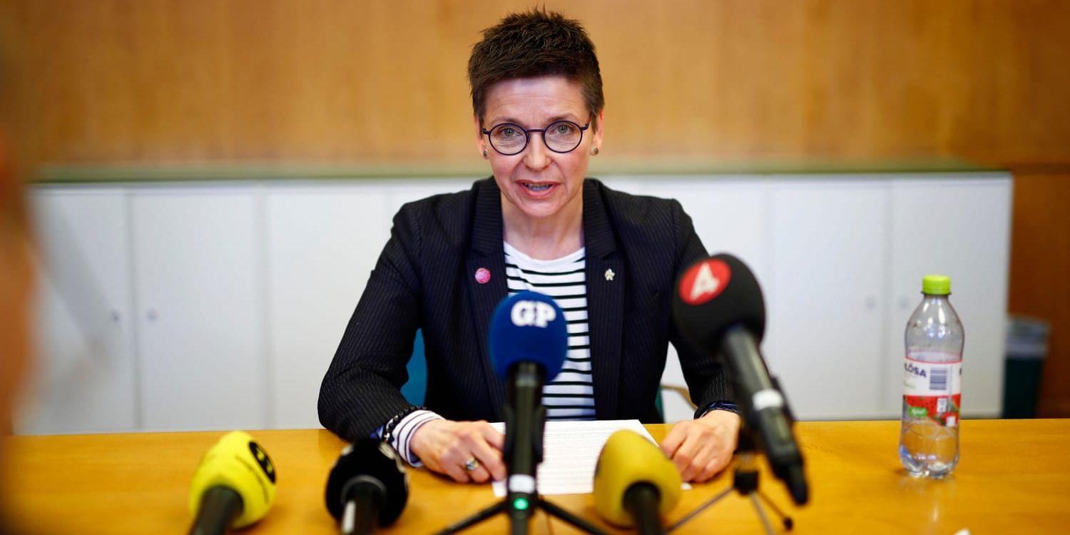 Ann-Sofie Hermansson (S) höll presskonferens i Göteborgs rådhus efter distriktsstyrelsens krav på att hon ska lämna sin post som gruppledare för Socialdemokraterna i kommunfullmäktige. "Jag ser inga skäl för att avgå för att en mindre krets i styrelsen tycker det", säger Hermansson.