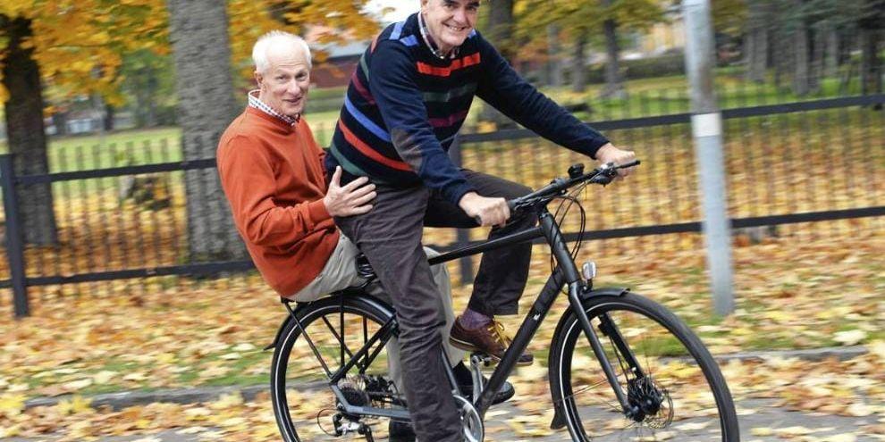 Kul på hjul. Cyklandet är en gemensam livsstil för Sven-Olof Bernandersson, till vänster, och Tom Winstanley. Nyligen cyklade de tvärs över England. Bild: Jari Välitalo
