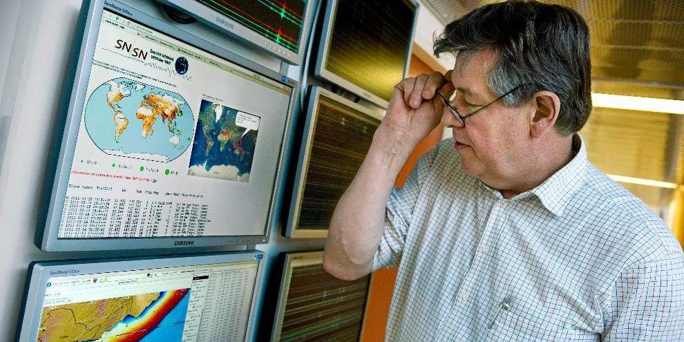 Många små skalv. Reynir Bödvarsson, seismolog vid Universitet i Uppsala, berättar att de seismologiska stationerna registrerar omkring 800 skalv om året från den svenska jordskorpan.