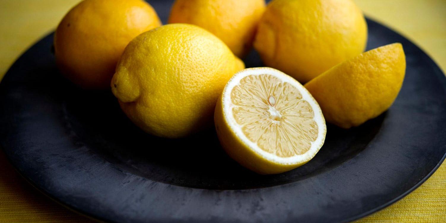 Surt att köpa citroner. Arkivbild.