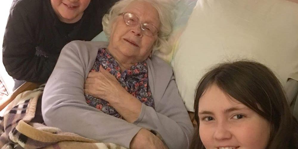 Kärt besök. Barnbarnsbarnen Fritjof 10 år och Lizzie 12 år "tar" gammelmormor mitt i middagsluren. 