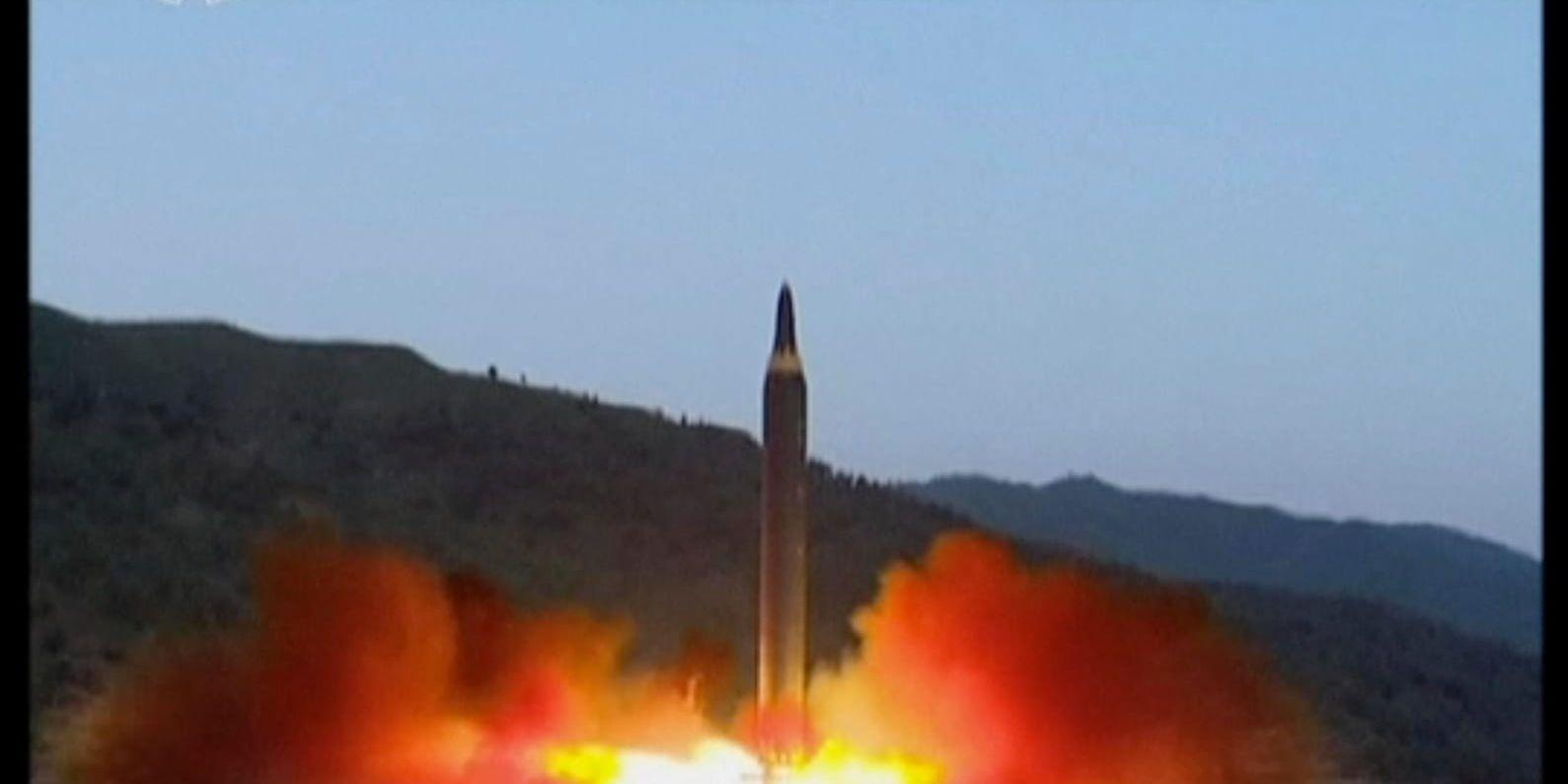 I maj i fjol avfyrade Nordkorea en nyutvecklad robot kallad Hwasong-12, "kapabel att bära en stor och tung kärnvapenstridsspets", enligt den nordkoreanska regimens nyhetsbyrå KCNA. Arkivbild.