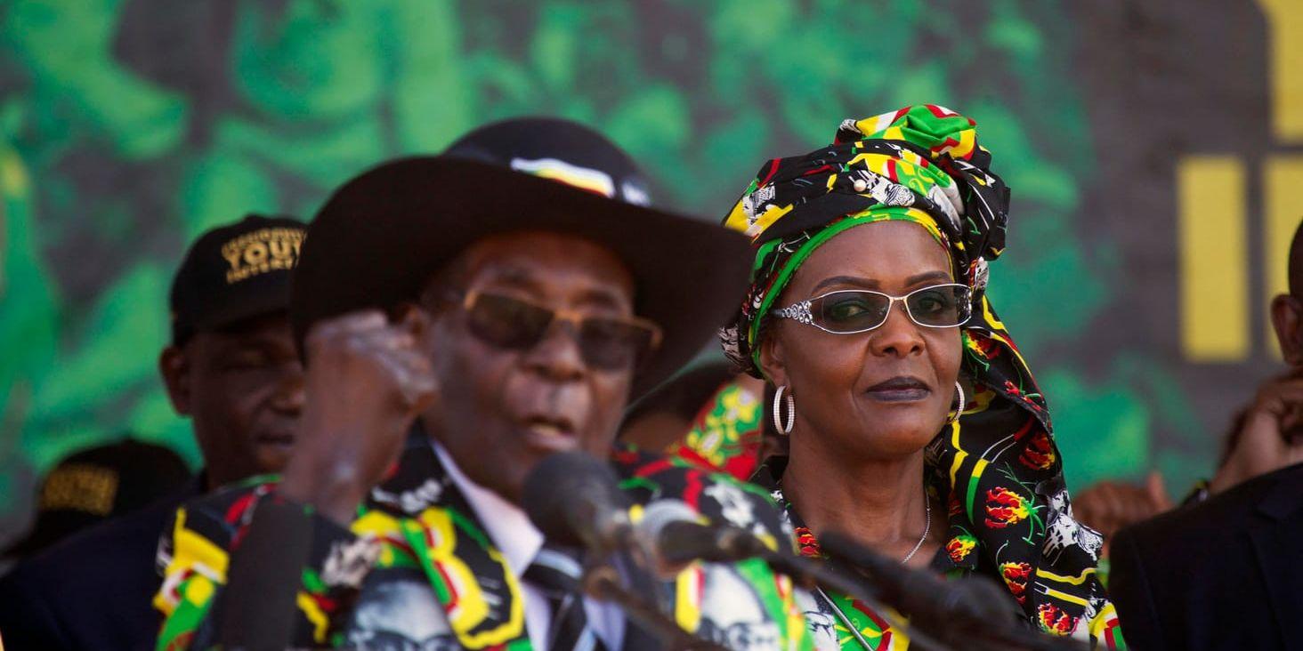 Hustrun Grace Mugabe tittar på när Robert Mugabe håller tal. Bilden är tagen i Gweru, Zimbabwe, i september.