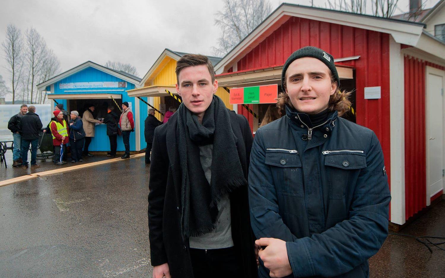 Isac Oscarsson, 19 och Fredrik Andersson, 18 har byggt de nya bodarna. "De blev finare än vi trodde", säger Fredrik Andersson.