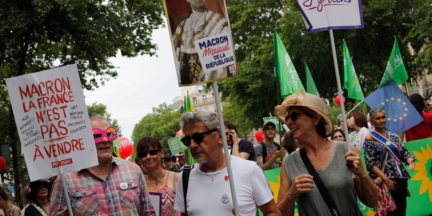 Fransmän i protest mot president Macrons reformer.