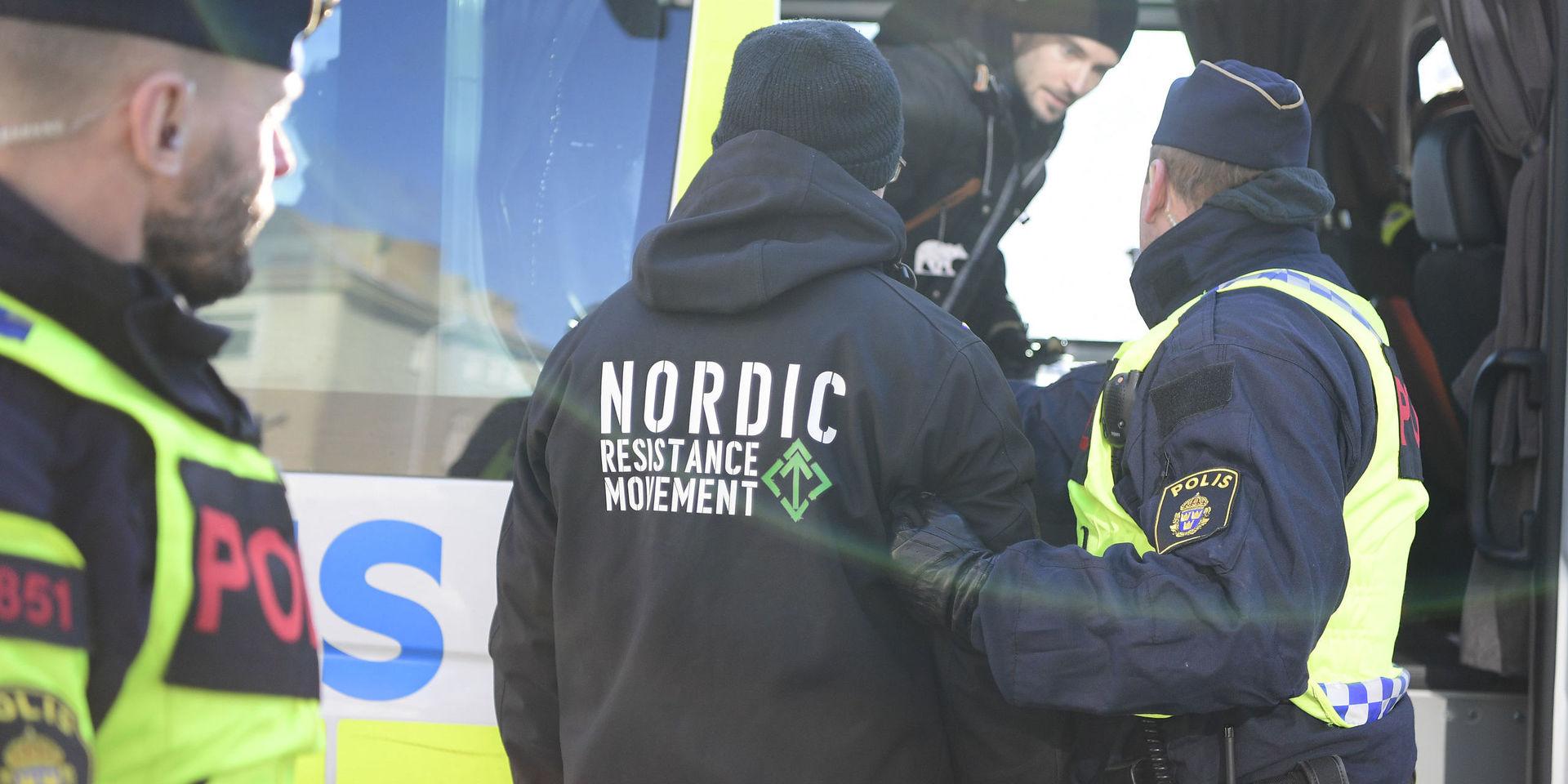 JÖNKÖPING 20180224
Ett 40-tal medlemmar i Nordiska motståndsrörelsen, NMR, anordnade en icke tillståndsgiven demonstration i centrala Jönköping på lördagen som möttes av ett massivt polisuppbåd.
Foto: TT / kod 62360