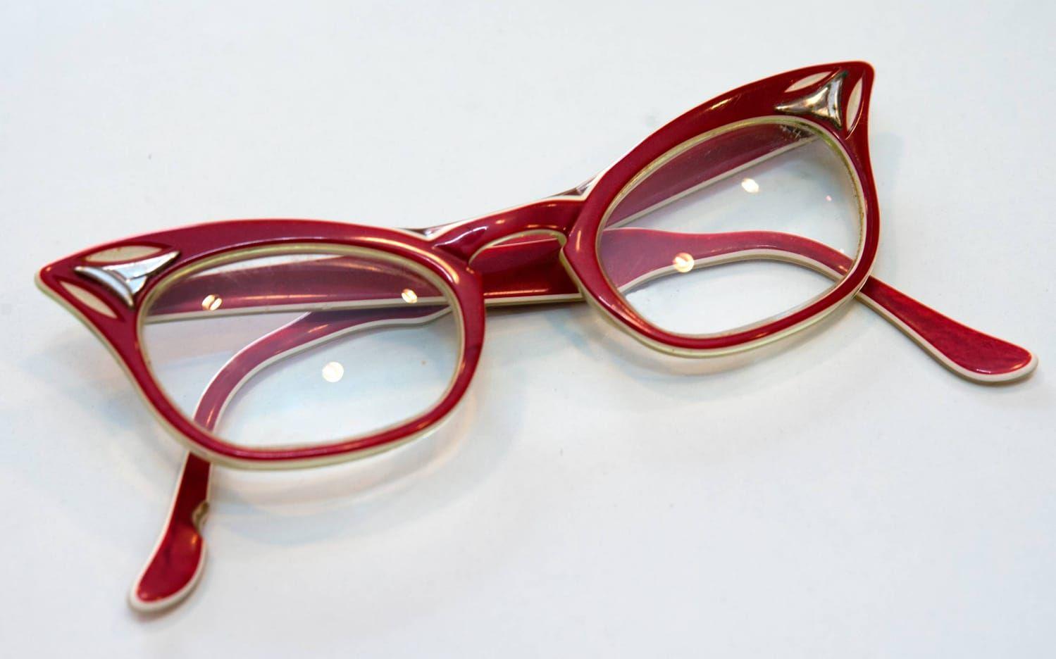 Glasögon, lite kattlika, från 1950- eller 1960-talet.