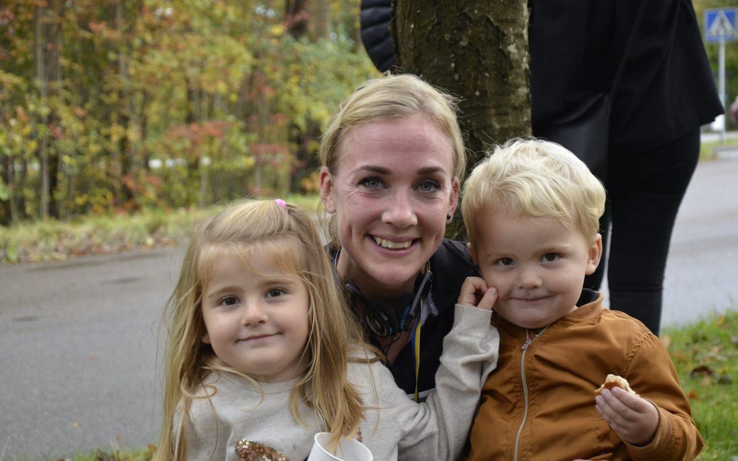 Snabbaste dam. Klara Säverström var snabbast av damerna på 12,5 km. Här med barnen Majken och Viktor.