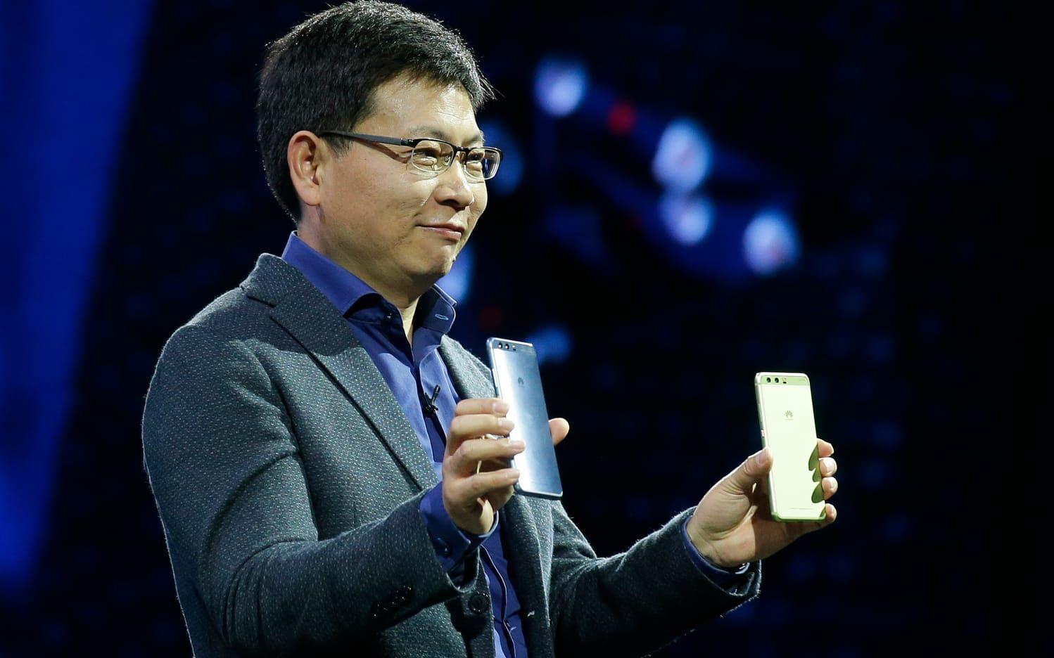 Richard Yu presenterar den nya telefonen Huawei P10 Plus. Bild: TT