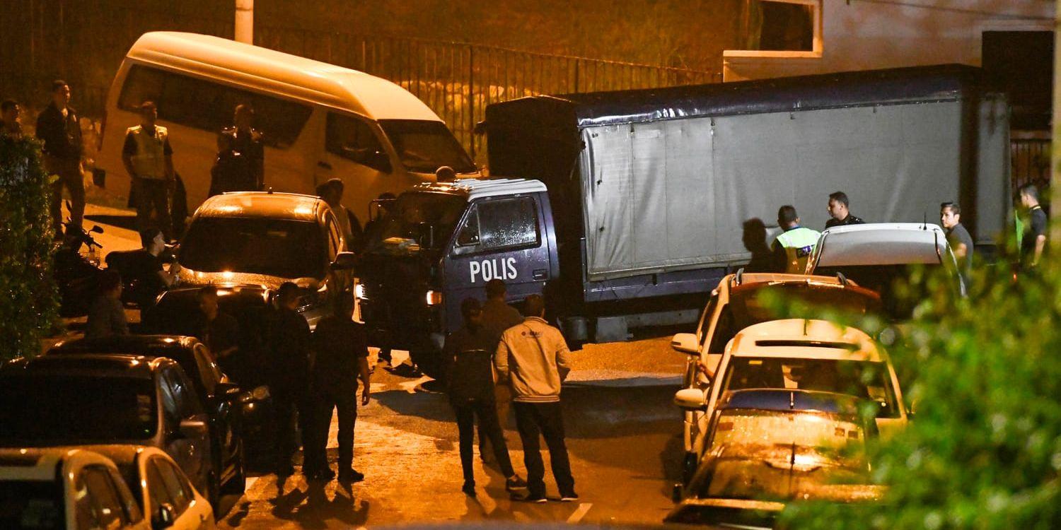 Polisen söker igenom ex-ledaren Najib Razaks bostad i Kuala Lumpur.