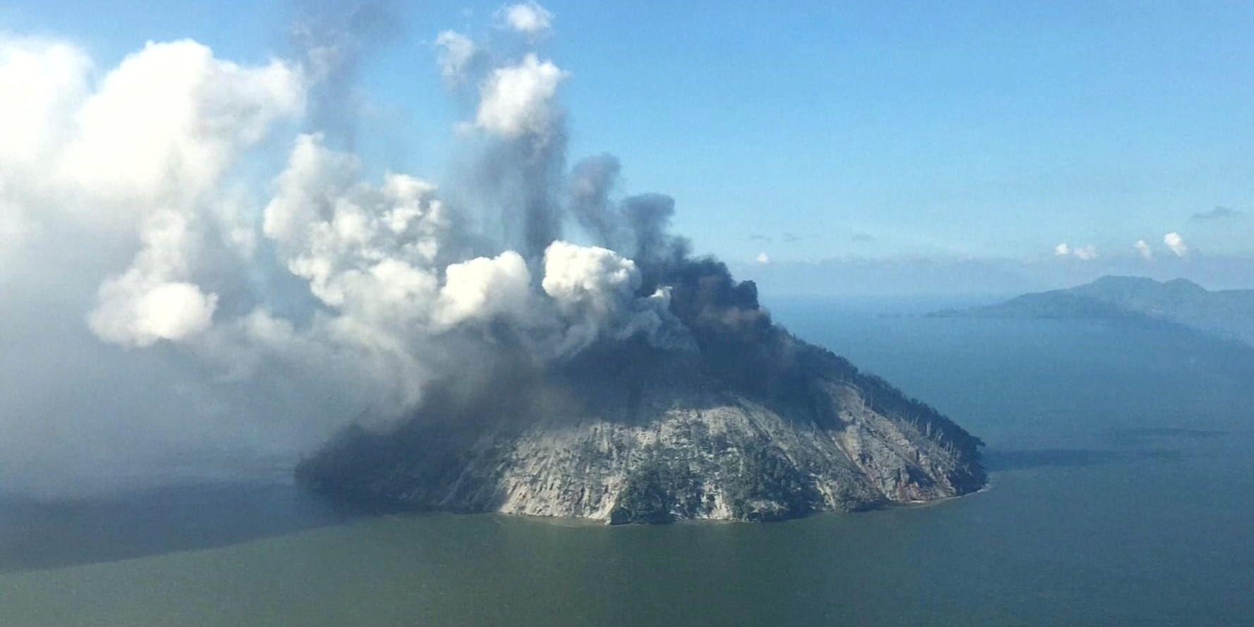 Vulkanen på Kadovar nära Papua nya Guinea spyr ut aska.