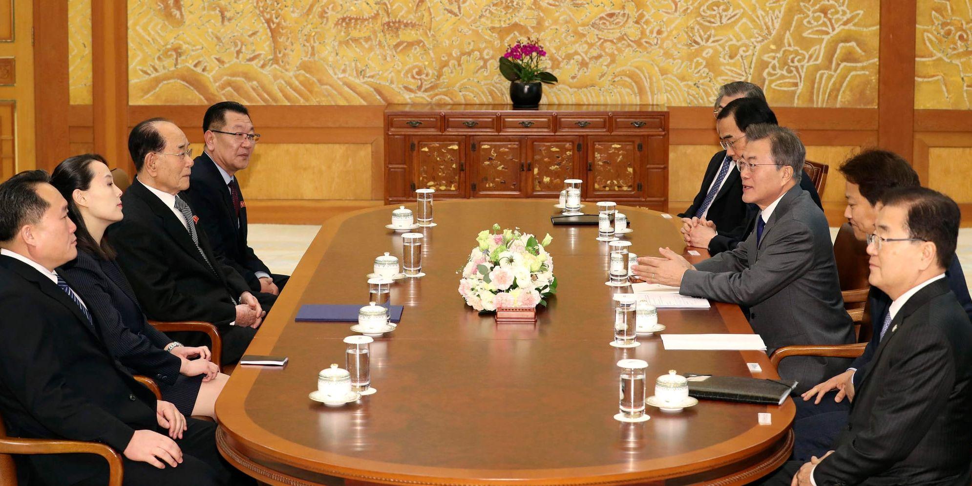 Sydkoreas president Moon Jae-In talar till sina nordkoreanska gäster inför lunchen. Kim Yo-Jong och Kim Yong-Nam är tvåa respektive trea från vänster.