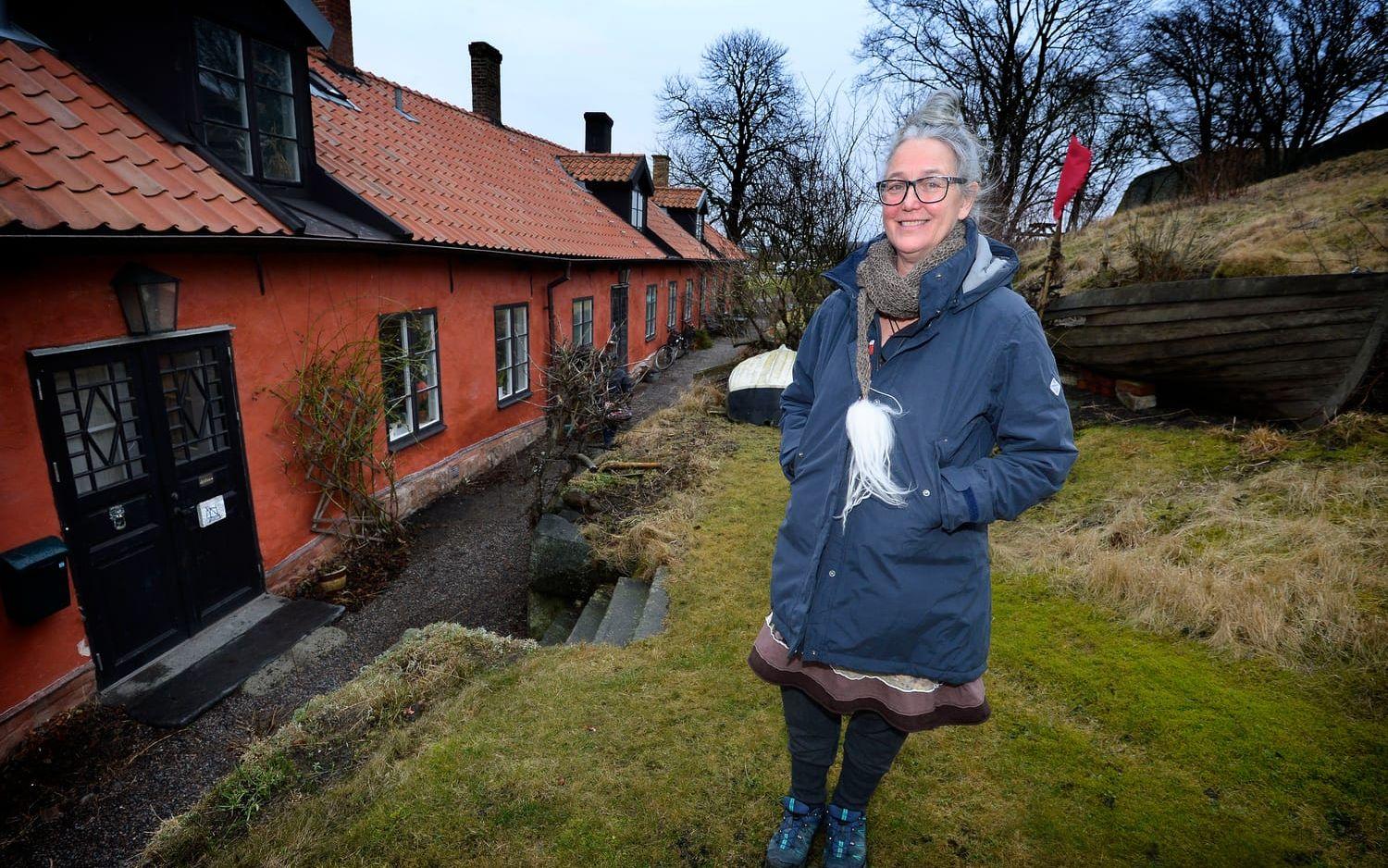 Tillbaka. Ann-Marie Sallén är den sist inflyttade i den före detta artillerikasernen på Varbergs fästning som sedan länge är vanlig bostadslänga - och där hon växt upp.