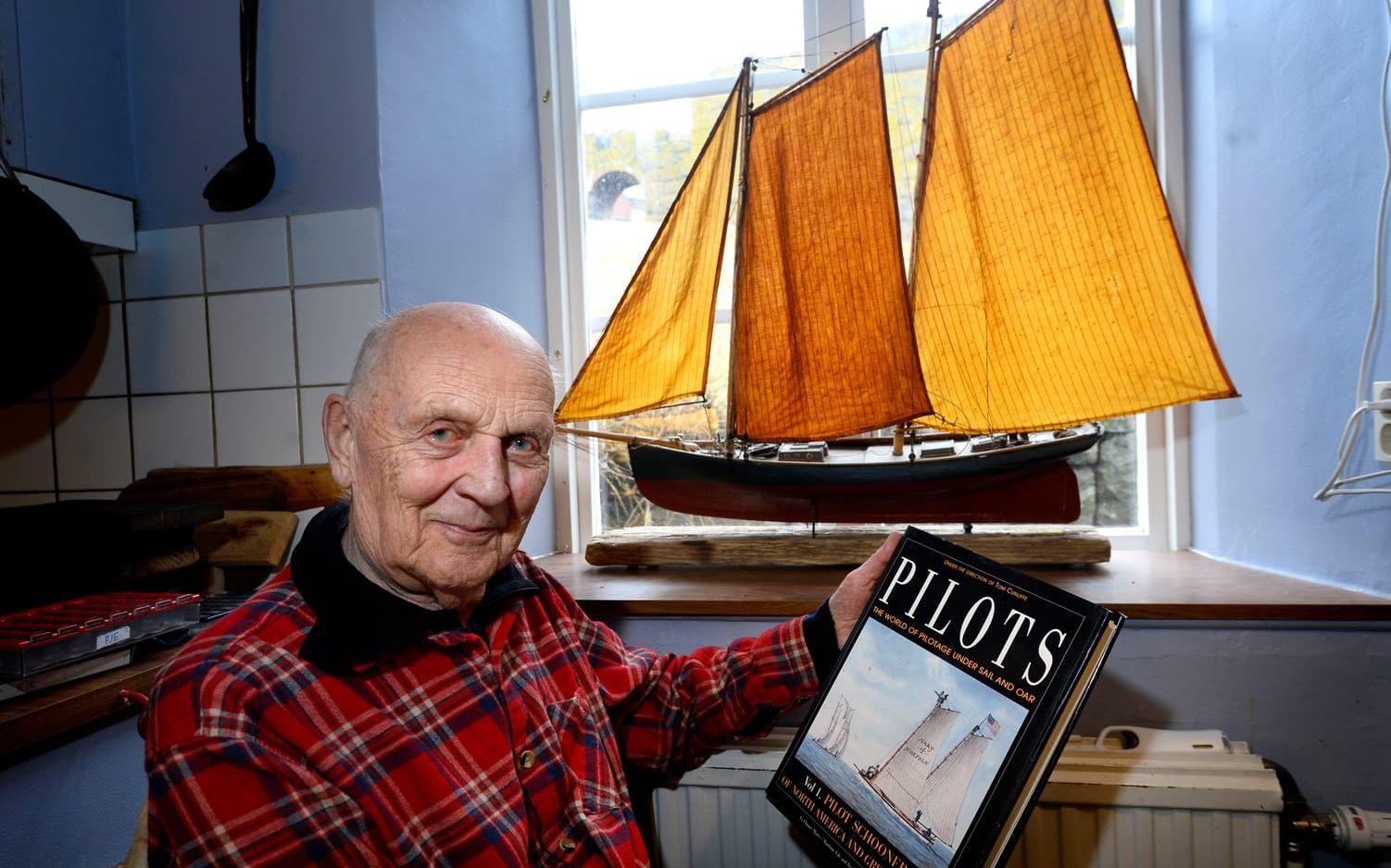 Ville bli sjöman. Bernt hade till och med sjömansbok, men så kom kriget. I dag är ett av hans intressen att bygg a modellbåtar i trä, som den amerikanska lotsskonaren.