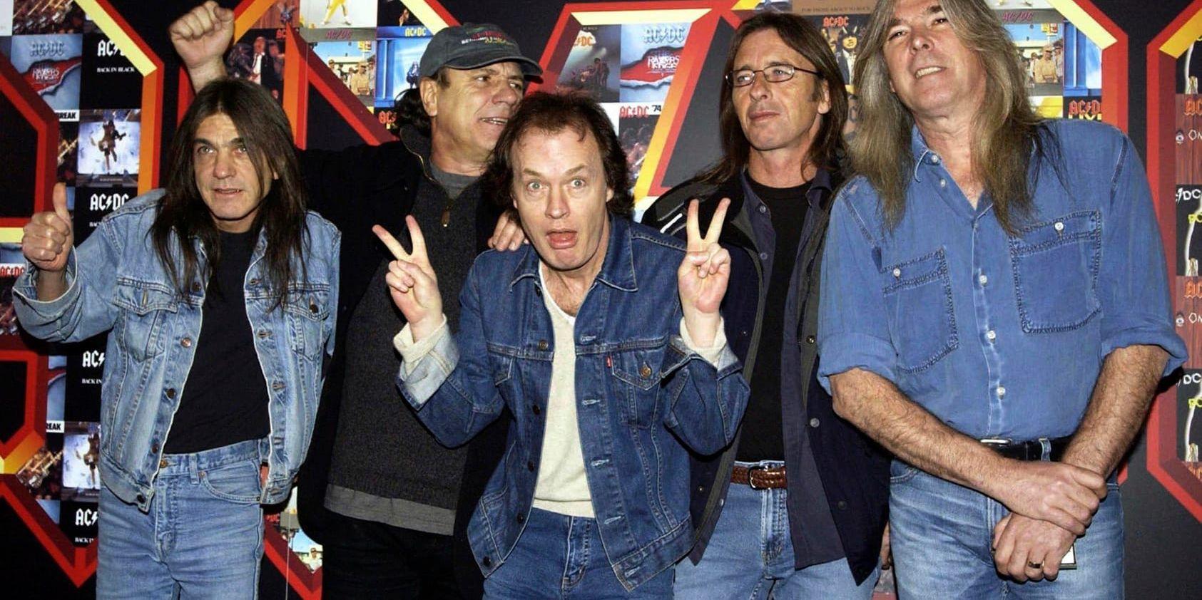 Malcolm Young, Brian Johnson, Angus Young, Phil Rudd och Cliff Williams i AC/DC i London 2003. Arkvibild.