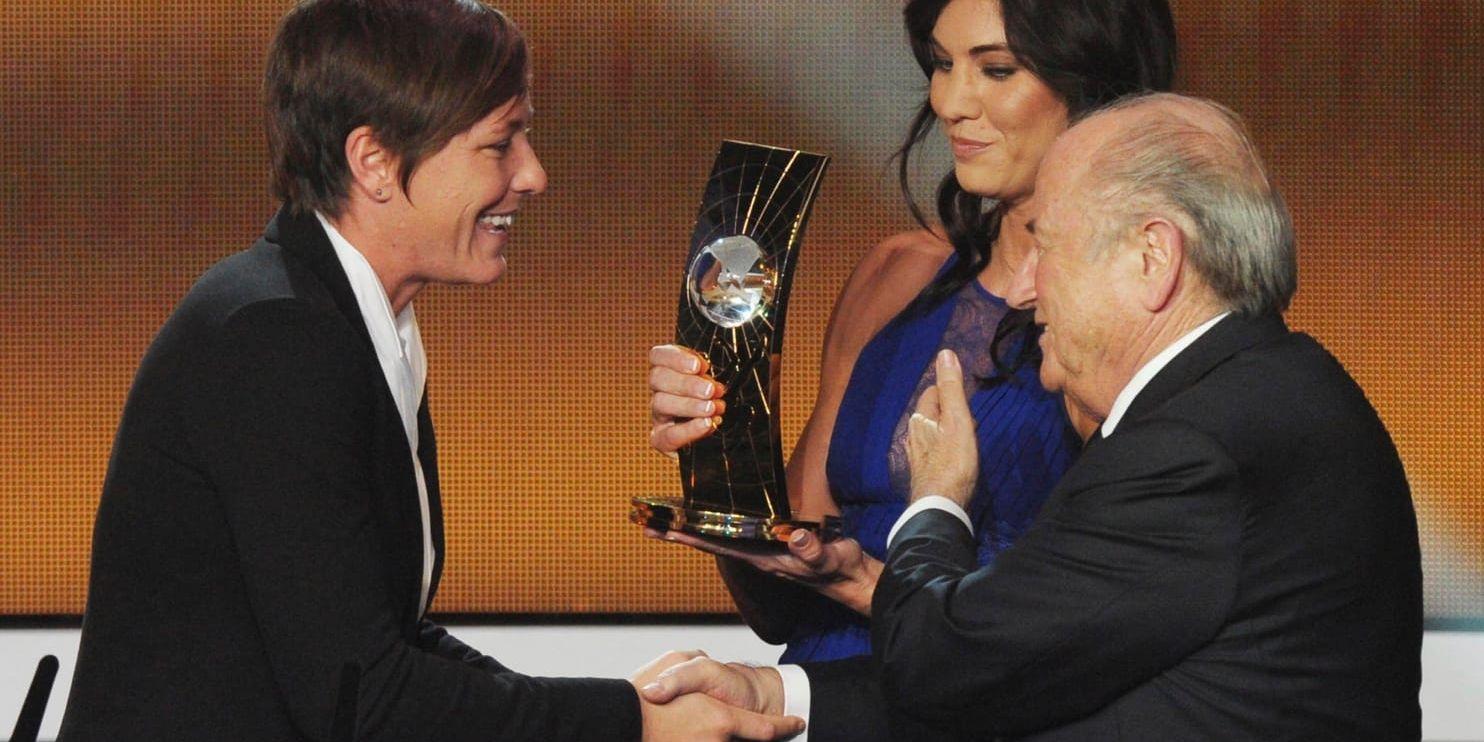 I januari 2013 delade Hope Solo och Sepp Blatter ut priset till årets damspelare i världen, Abby Wambach. Precis när de skulle gå upp på scenen ska den dåvarande ordföranden för det internationella fotbollsförbundet ha tagit Solo på rumpan. Arkivbild.