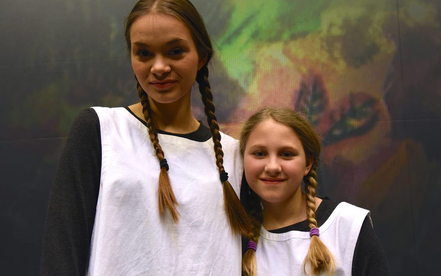 Miranda (till vänster) och Maja Duzmann är systrar både i verkligheten och i pjäsen som har premiär i kväll. Bild: Martin Erlandsson