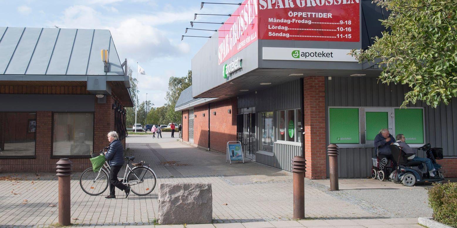 I Surahammars centrum har butikerna slagit igen. Kvar finns ett systembolag och ett apotek. Det stora köpcentrat Erikslund utanför Västerås ligger tio minuter bort med bil och lockar mer än bruksortens gamla torg.