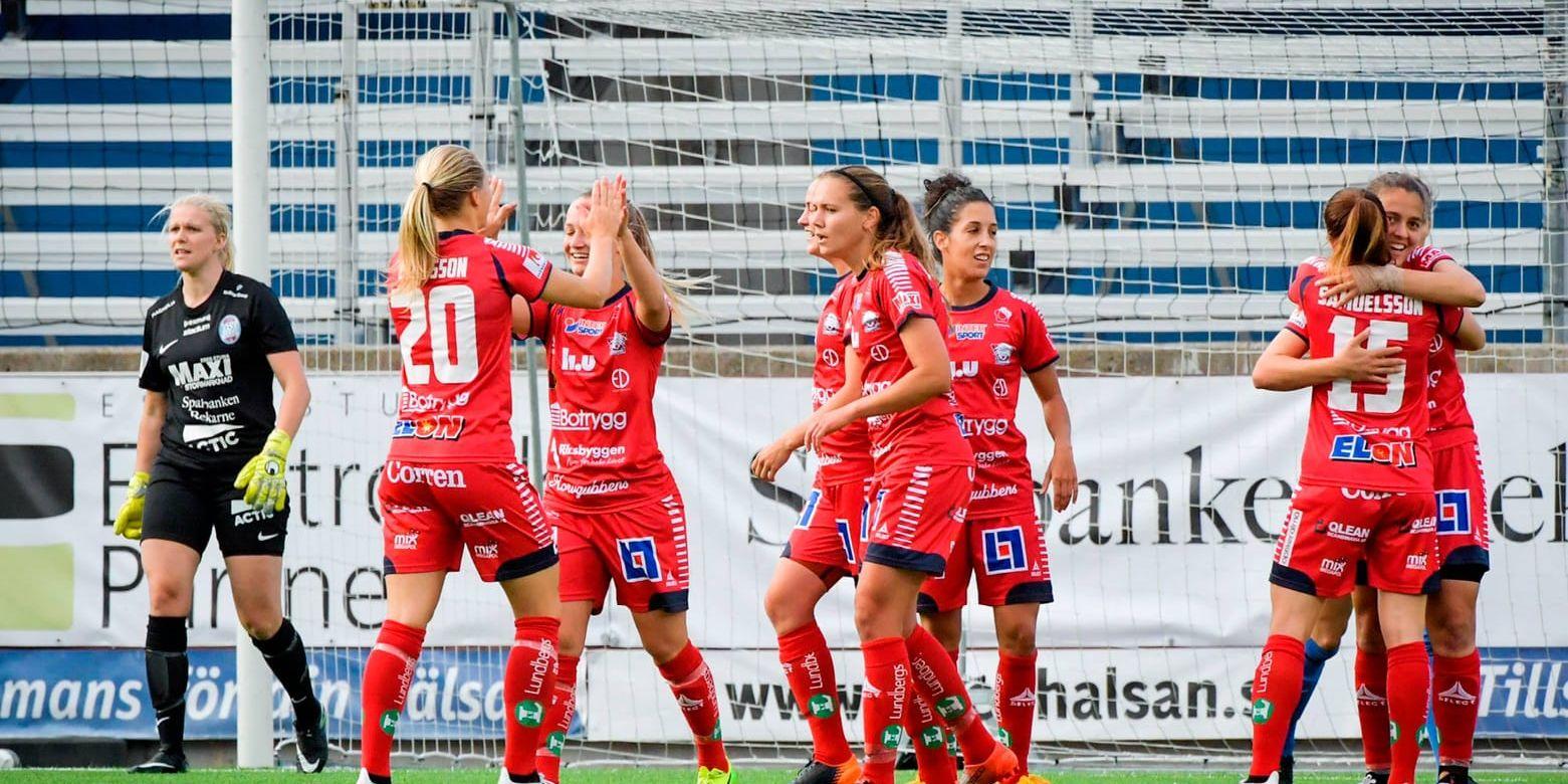 Linköpingsjubel efter att Lina Hurtig gjort 2–0 i bortasegern mot Eskilstuna.