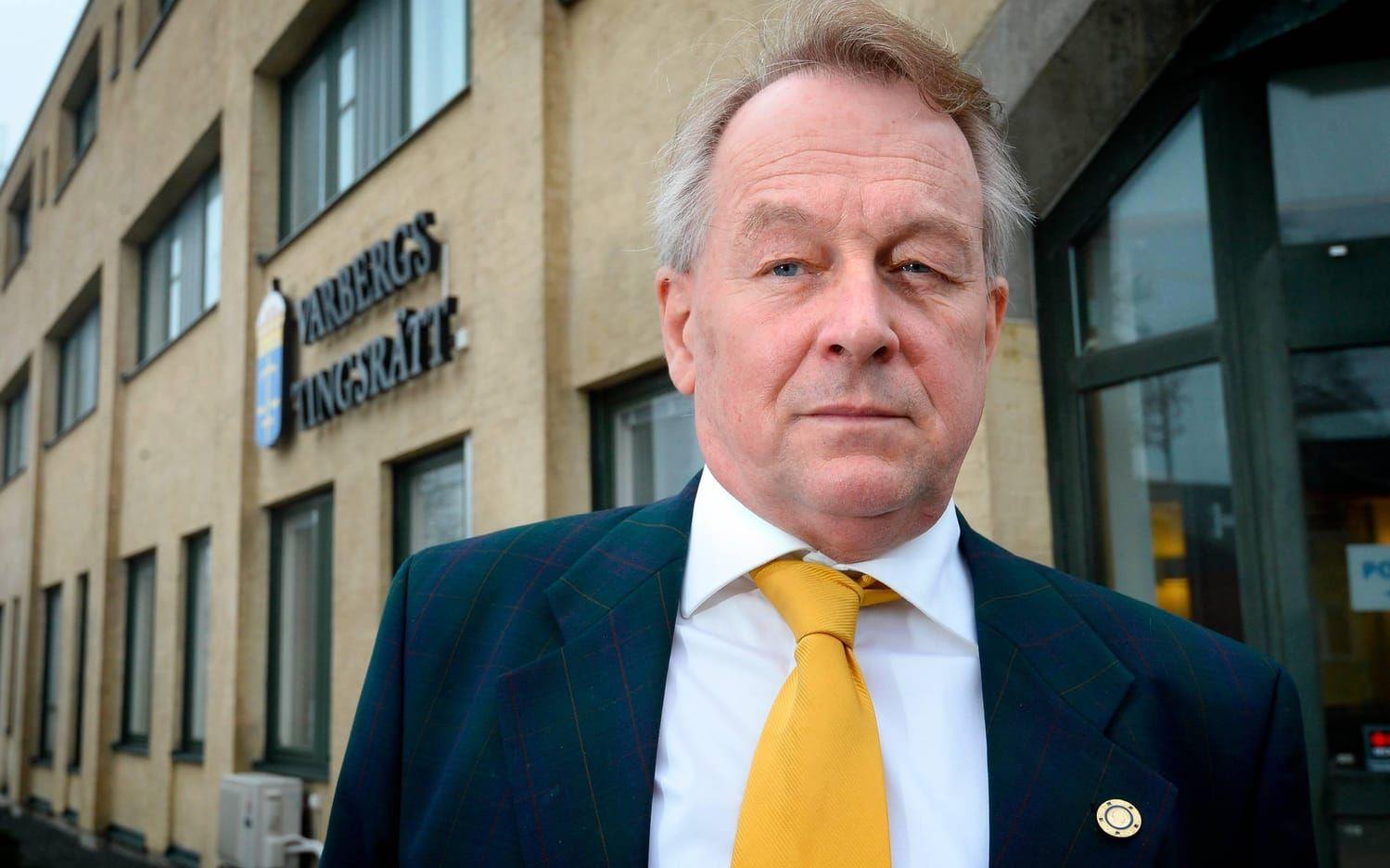 Den moderate kommunpolitikern Sven Andersson känner sig oskyldigt anklagad för snatteri, men medger att han har tagit korsord ut tidningar på Hotell Gästis och Hallands Nyheters redaktion.