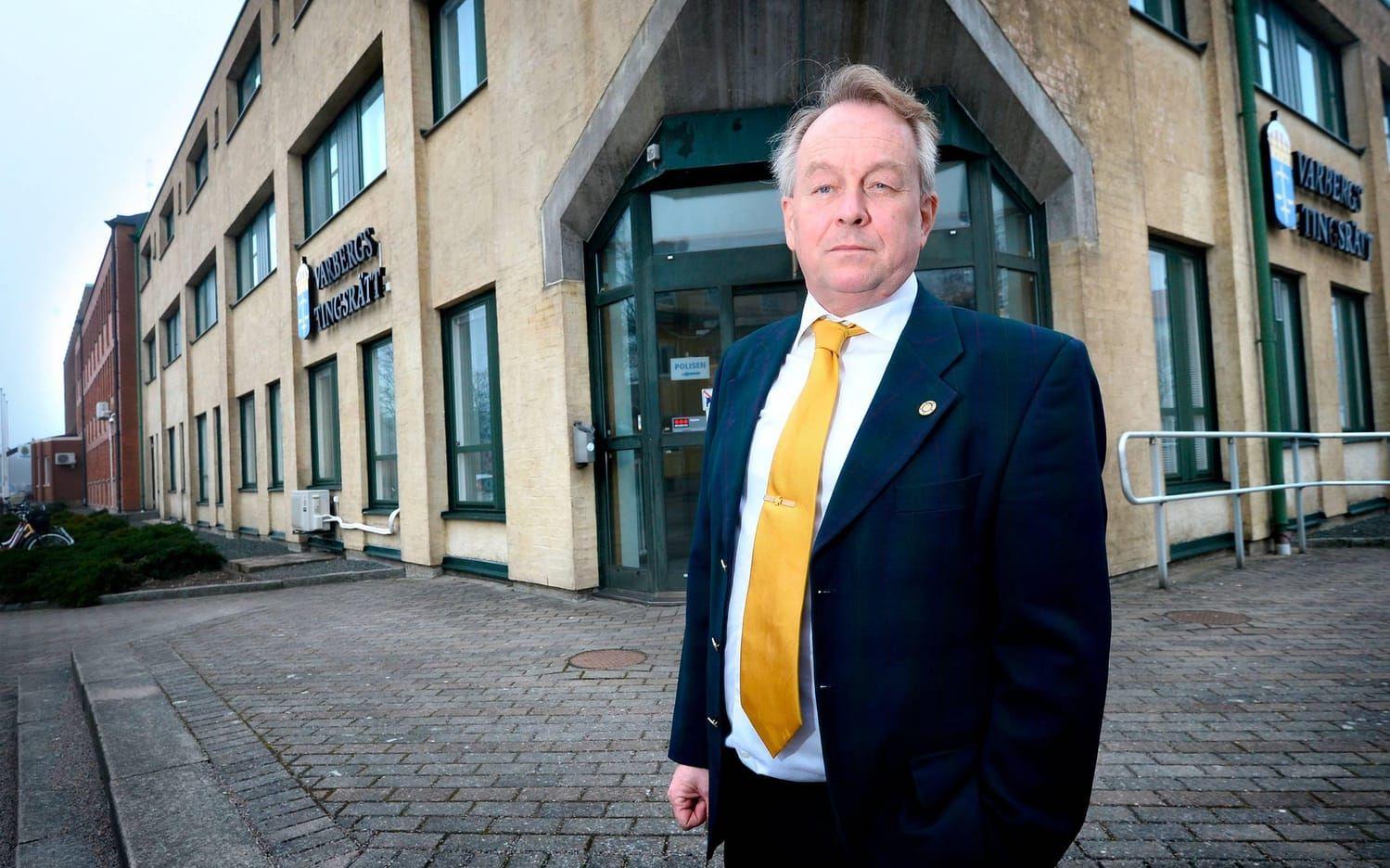 Den moderate kommunpolitikern Sven Andersson känner sig oskyldigt anklagad för snatteri, men medger att han har tagit korsord ut tidningar på Hotell Gästis och Hallands Nyheters redaktion.