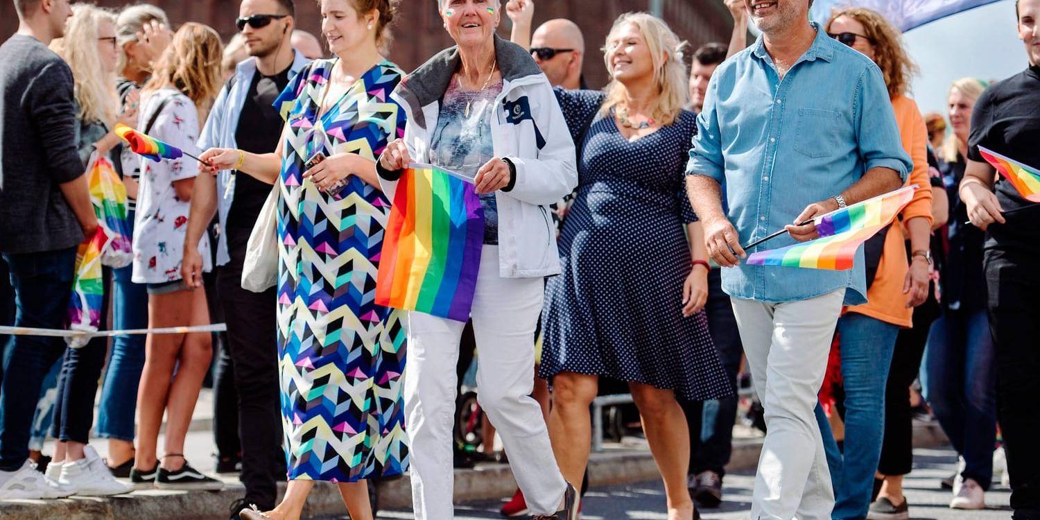 Birgitta Ohlsson, Barbro Westerholm och Jan Björklund tågar tillsammans i Prideparaden nyligen. Arkivbild.