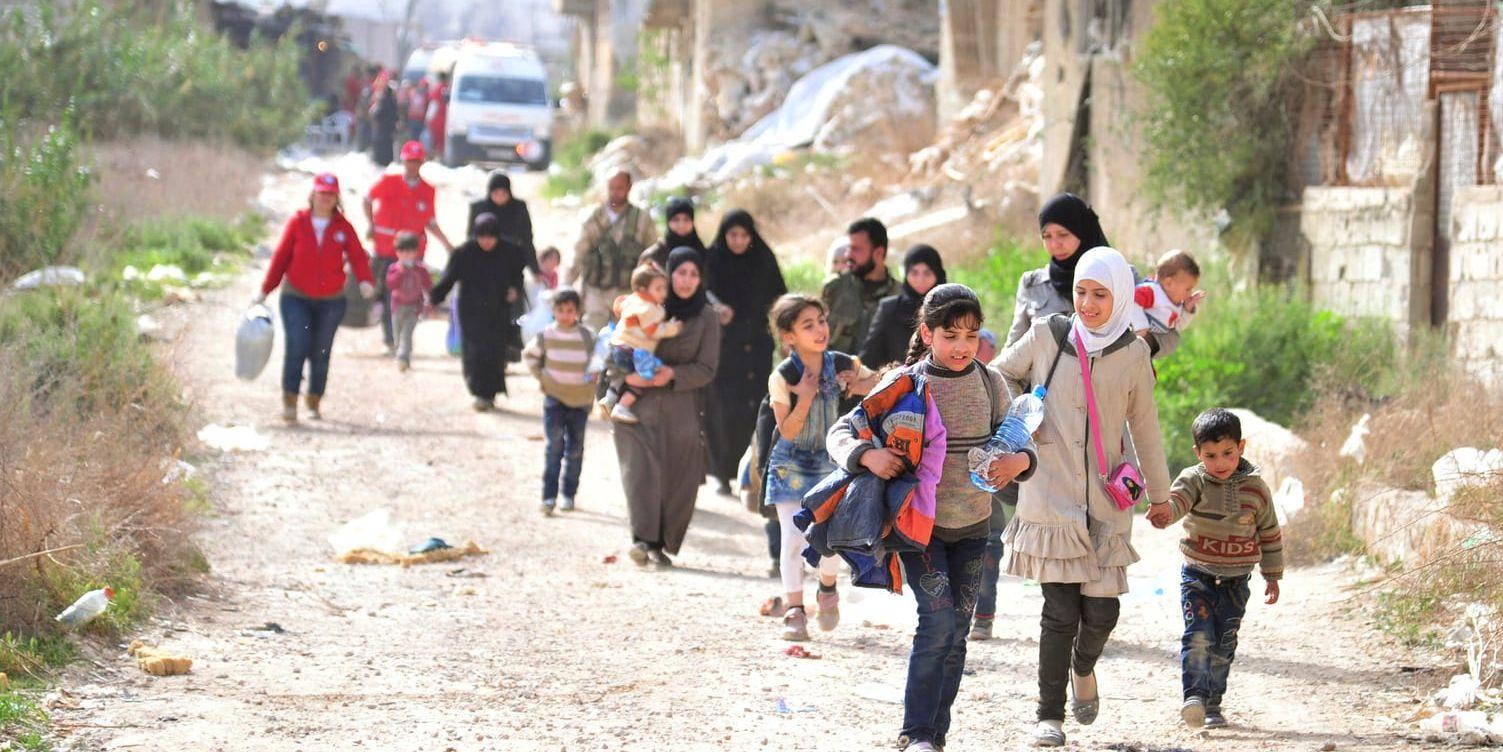 Syrier på väg från striderna i östra Ghouta. Bilden är tagen av den statskontrollerade syriska nyhetsbyrån Sana.