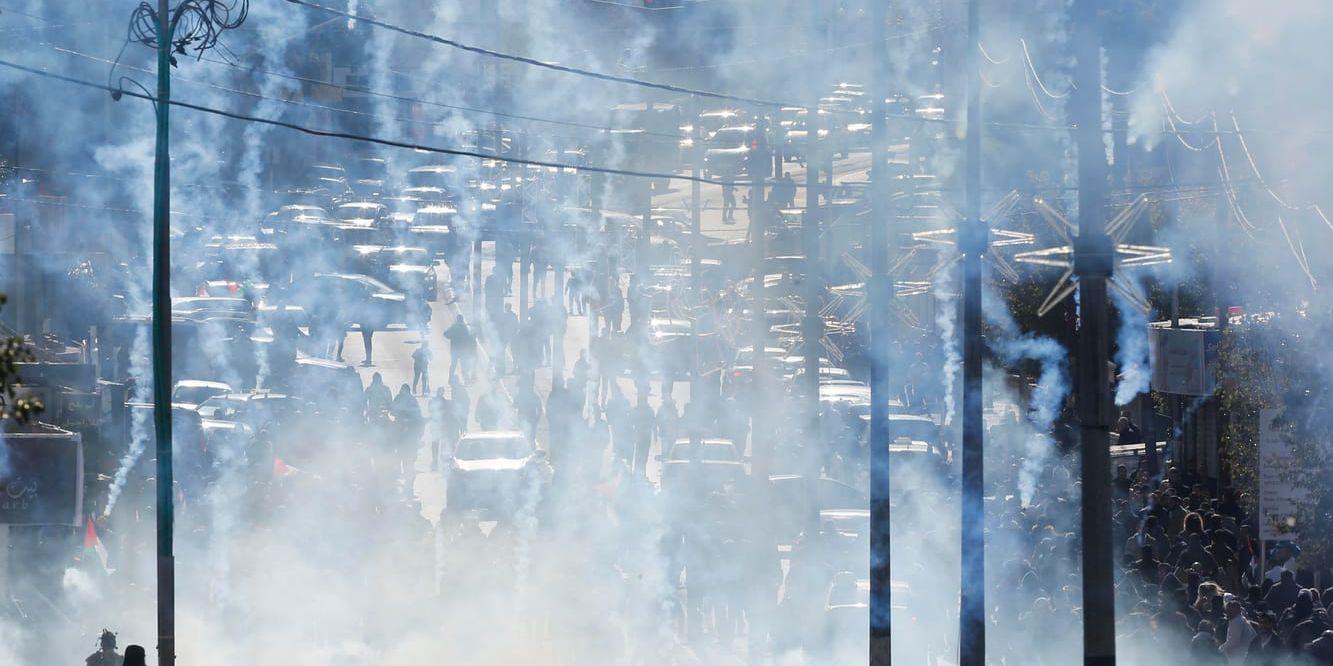 Israeliska soldater skjuter tårgas mot demonstranter i Betlehem på den ockuperade Västbanken på torsdagen.