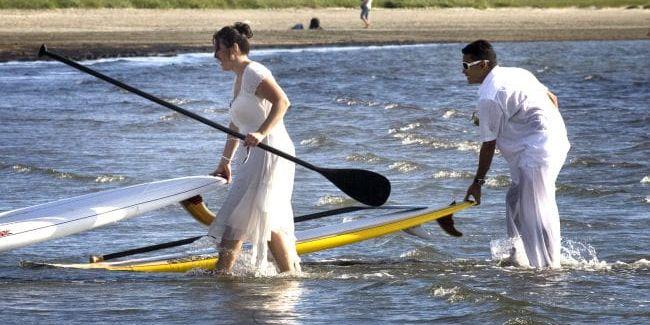 Går i land. Cecilia Lundqvist och Andreas Thulin anlände till sitt annorlunda bröllop på var sin surfingbräda. För dem blev Apelvikens badstrand äktenskapets hamn.