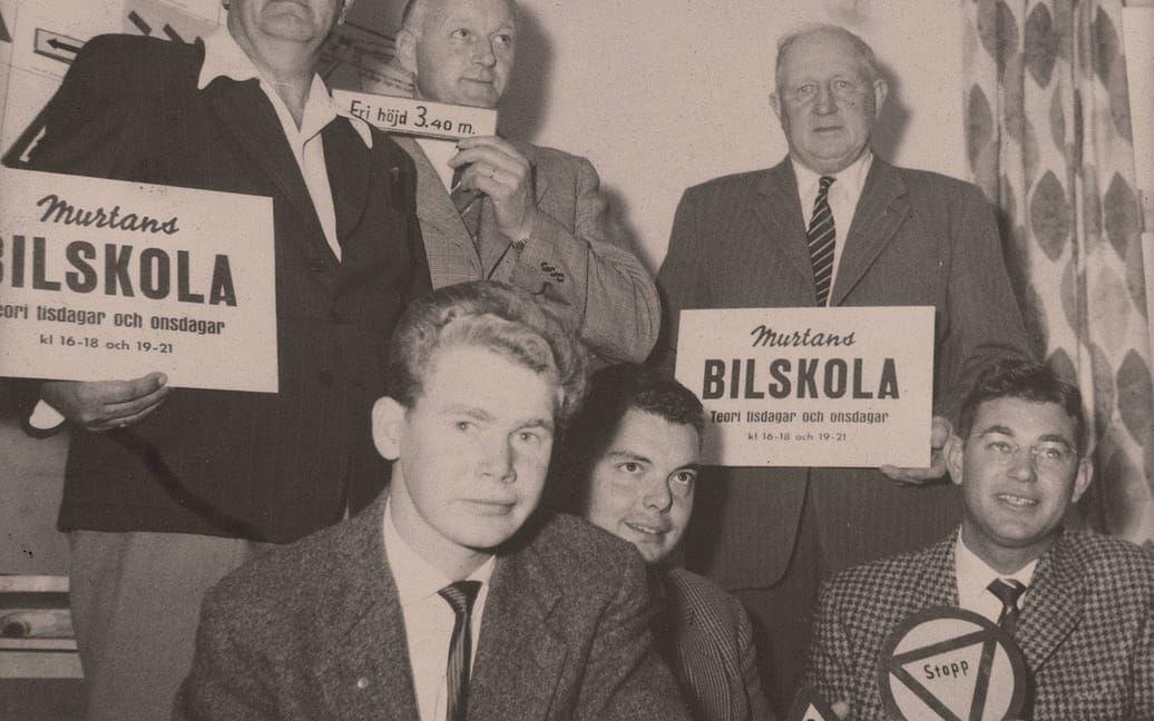 På plats. Carl Johansson och Sven-Arne Svensson med övrig personal i de nya lokalerna på Sandgatan vid flytten i augusti 1958.