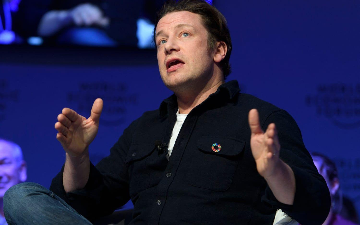 Stjärnkocken Jamie Oliver erbjöd familjerna gratis mat i sin restaurang i närheten av branden. Foto: TT