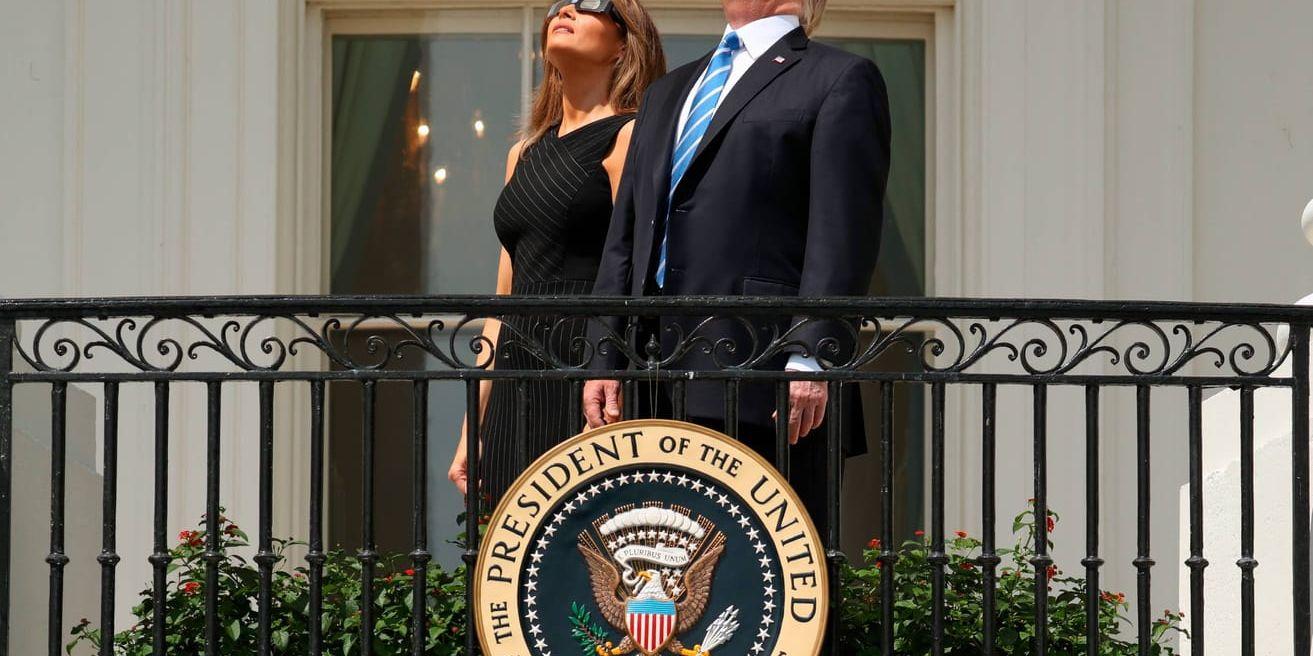 President Donald Trump och hans hustru Melania följde soldförmörkelsen från Vita huset.