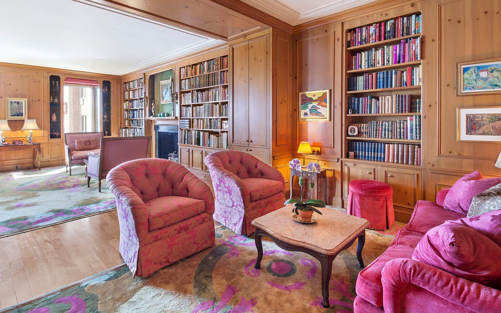 Vardagsrummet går i trä, grönt och flera nyanser av rosa. Den sistnämnda var en av Greta Garbos favoritfärger. Foto: Halstead Property, LLC
