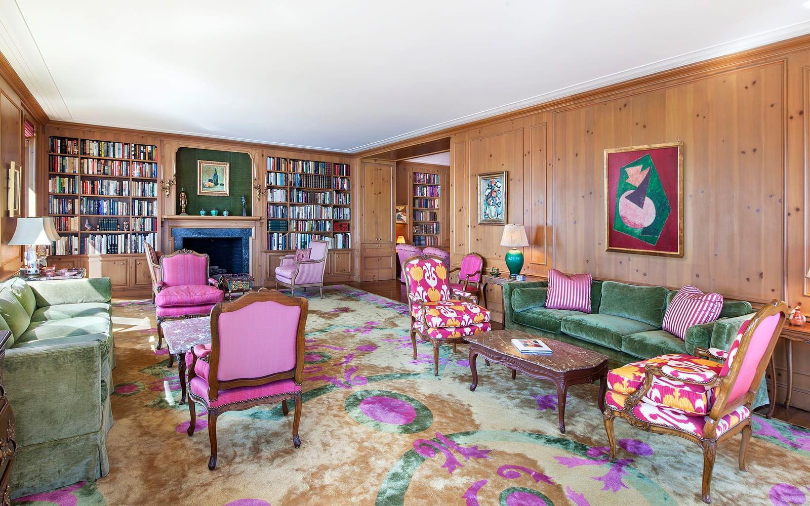 Vardagsrummet var Greta Garbos favoritställe i lägenheten. Där finns bland annat en öppen spis och utgång till en balkong. Foto: Halstead Property, LLC
